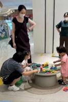 网友商场偶遇郭碧婷带一双儿女玩耍，她穿着老气后背打满火罐印