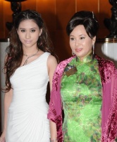 70岁赌王三太陈婉珍出席活动，肤白貌美逆生长，皮肤紧致无皱纹