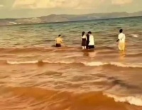 一定要敬畏大自然！游客私自下水被浪卷走，家属站在岸边绝望痛哭