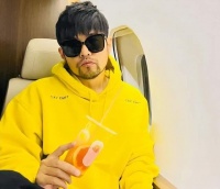 周杰伦在私人飞机上喝果茶，胡子拉碴不顾形象，表示不害怕会长胖