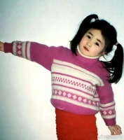 原来这些明星小时候长这样。 第一个是白鹿。 第二个杨幂……