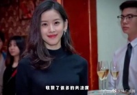 章泽天299元手机绳引发争议，网友吐槽二胎后的变化明显！