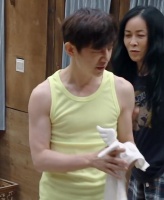 何炅穿背心秀手臂肌肉线条 网友：穿衣显瘦脱衣有肉