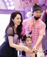 高云翔参加女儿生日会，穿着随意与现场格格不入，小心翼翼像外人