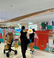 是不是无论多有钱的富婆，只要带娃都会变得憔悴啊……