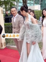 黄觉和张艺凡？华表奖后台，两个人十指紧扣，各种游荡！