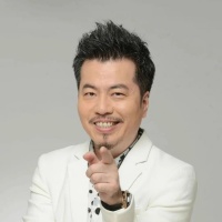 误认为自己很红，为圆梦非要在鸟巢办演唱会，害得妻子只能卖房抵债