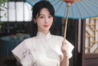 杨紫民国造型曝光 穿白色中式旗袍撑伞韵味十足