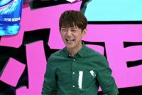 那英送何炅的衣服居然是童装，有点感动但不多，感谢那姐沉重的爱