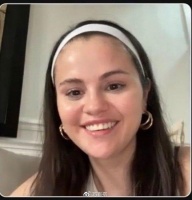 赛琳娜颜值还是那么绝！超近怼脸拍完全不在怕的，不愧是童星出身