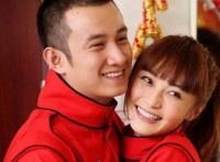 文章姚笛被曝复合，与女友牵手搂抱开心晃手，女方小腹微隆似怀孕