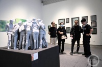 当专业观众走进川美“开放的六月”毕业生作品展 你猜他们在看啥