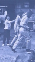 1951年，韩国首尔的一个民宅里，一个韩国女子服务了两名美军……