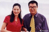 歌手尹相杰夫妇同框秀恩爱，小16岁娇妻端庄大方清纯可人