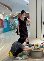 郭碧婷带娃逛商场被偶遇 穿着朴素接地气身材有些变胖