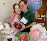 75岁知名富豪再度当爸，娇妻成功怀上三胎，直言不为钱只为爱情