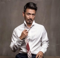 香港知名男星获封中老天花板，低调做豪门女婿，因太帅被同性纠缠