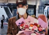 王力宏现身国外眉头紧皱，穿千元外衣双手捧花，暴瘦双腿细如竹竿