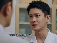 刘非发现小女孩的脸上有紫红色瘀点……