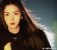 周也夜色氛围感随拍，黑色造型太酷啦，眼神杀好绝……