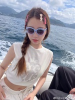 网友发现的新锤，虞书欣晒的游艇照旁边有一个男的手机壳……