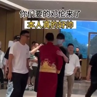 邓伦近照曝光！疑似割双眼皮大变样，引起网友热议