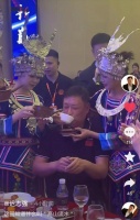 64岁迟志强现身酒席，被仨苗族美女搂着喂酒喝，喜笑颜开一口干