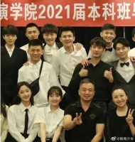 王俊凯王子奇毕业合照️没想到两人竟然是北电同学……