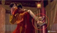 要流鼻血的穿帮镜头：万茜露了啥让胡歌耳朵红了，男主舌头别乱伸