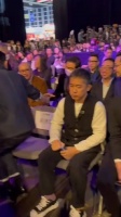 梁朝伟和刘德华一起出席活动，梁朝伟是真社恐啊，哈哈！