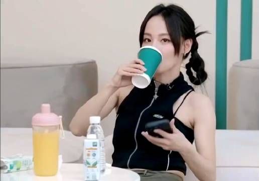 张嘉倪在节目中怎么这么可爱呀,和在舞台上的感觉完全不一样……