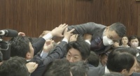 为阻止移民遣返法案通过，日本议员试图“飞扑”，场面混乱