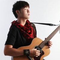 31岁歌手古家齐车祸去世，现场曝光车辆严重变形，同行女性也身亡