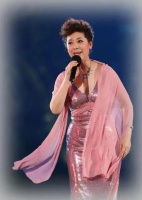 她是著名歌唱家，与小演员丈夫离婚后，又带儿子嫁高官，苦尽甘来