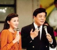 央视主持人王雪纯近况曝光，参加奢侈品展，衣着普通穿拖鞋无人识