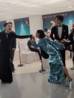 惠英紅和张小斐牵手去走红毯 半路遇到宋佳……