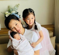 恭喜！香港知名女星宣布二胎产子，富豪丈夫抱着儿子像抱着孙子