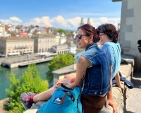 结婚10年依旧甜蜜，韩国女星和丈夫瑞士旅行，韩网友：二度蜜月？