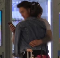 李彩桦遭拍到与男子机场公开亲密拥抱，男子身份曝光