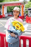 知名主持人仇晓陪儿子高考，17岁儿子罕出镜，颜值很高五官像妈妈