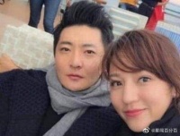 一次，郭京飞跟鲍莉闹脾气，刚上车，他就把显示屏打碎了……