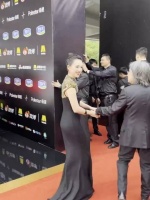 国际章红毯造型来了，好大气！不愧是站C位的女人