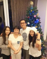 梁家辉大女儿低调结婚举行婚礼 梁家辉和一对新人合影率先曝光