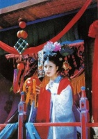 61岁马兰罕出镜，与76岁余秋雨牵手逛街，两人恩爱不输杨振宁夫妇