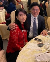 霍启刚去工作郭晶晶独自带3个子女逛街 穿几十元鞋子被网友赞