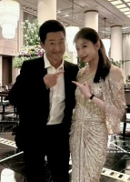 吴京与贾静雯牵手热聊引发争议，友谊还是超越界限?