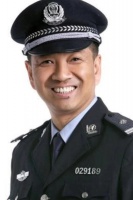 他是著名演员，43岁才当爸，心疼妻子当全职太太，钱全给她管