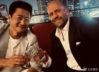 吴京杰森斯坦森外滩吃饺子喝二锅头 默契合照不吝啬赞美