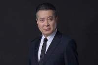 他是著名演员，娶小9岁老师为妻，生双胞胎儿子，如今子承父业成他骄傲