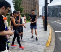 周润发在上海晨跑遭围堵，为避免冲突转身就走，脾气超好待人温和